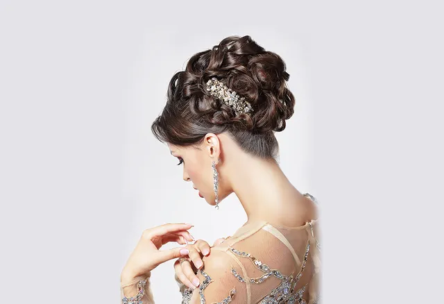 Opgestoken haar met krullen en een glinsterende haarspeld